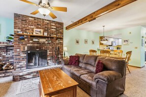 Smart TV, fireplace - Charming Two bedroom Townhouse within walking distance to all activities Glazebrook J4 (Killington)