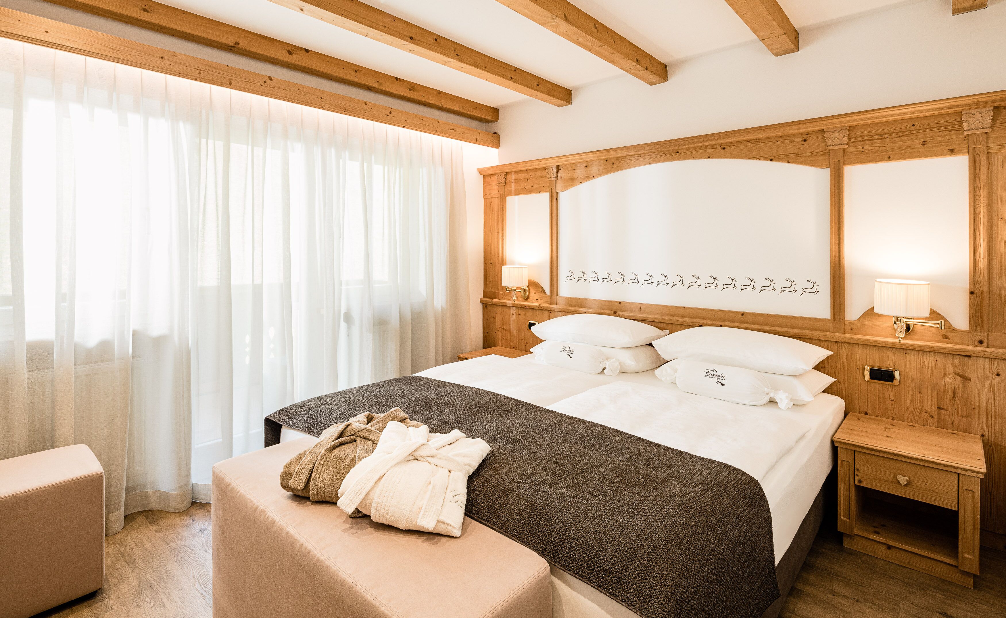 Royal-Suite | Daunenbettdecken, Betten mit Memory-Foam-Matratzen, Minibar, Zimmersafe