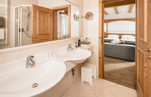 Suite | Badezimmer | Kostenlose Toilettenartikel, Haartrockner, Bademäntel, Hausschuhe