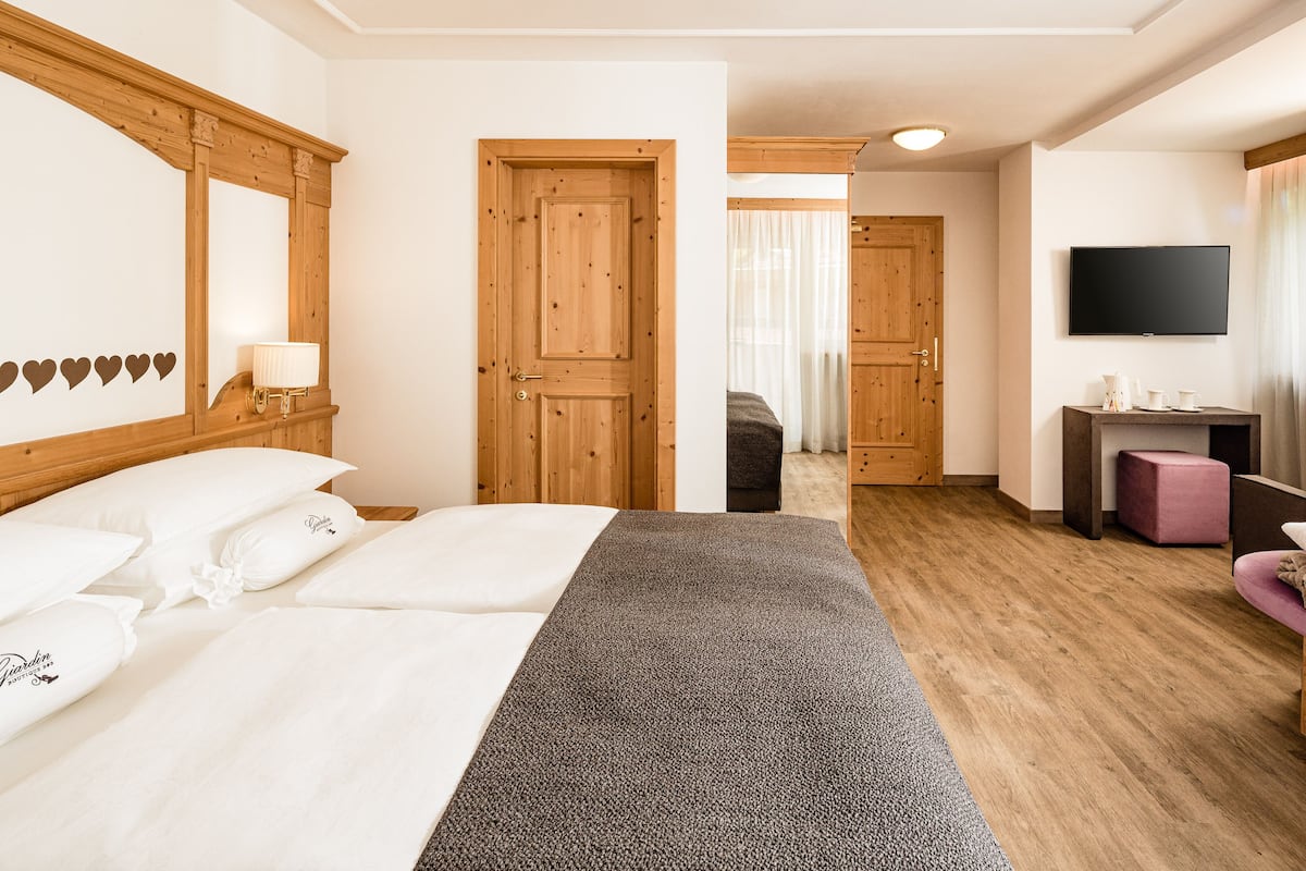 Panorama tweepersoonskamer, 1 queensize bed, uitzicht op bergen | 1 slaapkamer, donzen dekbedden, bedden met traagschuimmatras