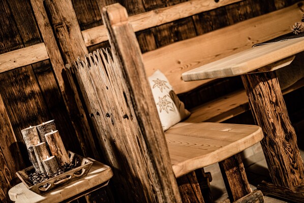 Un banco de madera rústico con una mesa de madera y un centro de mesa decorativo con una piña.