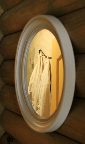 Een douche, gratis toiletartikelen, een haardroger, badjassen