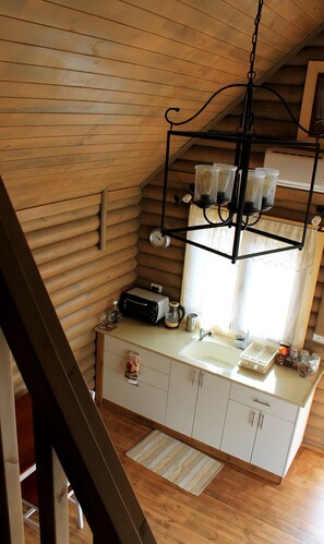 Een koelkast, een oven, een kookplaat, een koffiezetapparaat/waterkoker