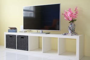 Apartamento familiar, 3 habitaciones, cocina, vistas al mar | Zona de estar | Una televisión de pantalla plana
