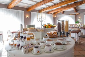 Free daily buffet breakfast - Hotel Riva Del Sole (Campo nell'Elba)