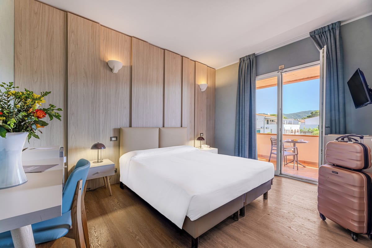 Chambre Supérieure Double ou avec lits jumeaux, balcon, vue partielle sur la mer