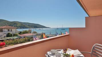 Superior-Doppel- oder -Zweibettzimmer, Balkon, eingeschränkter Meerblick | Minibar, Zimmersafe, Schreibtisch, kostenloses WLAN