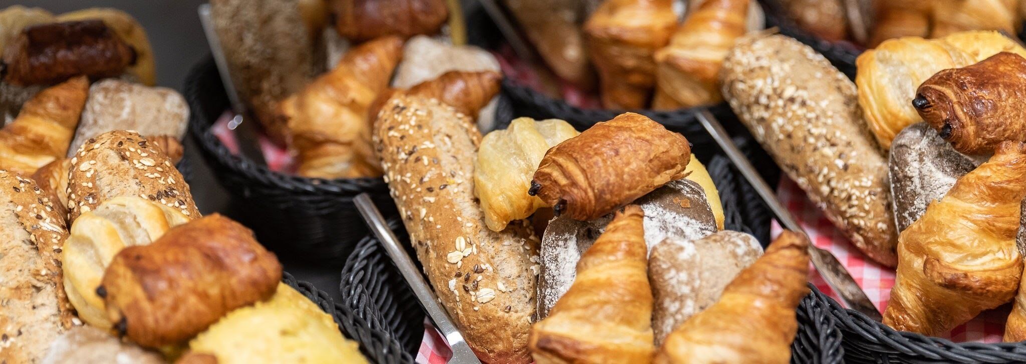 Une variété de produits de boulangerie présentés dans des paniers.