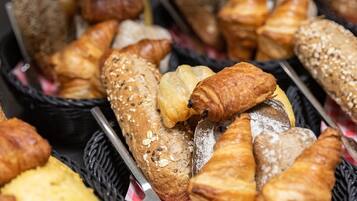 Une variété de produits de boulangerie présentés dans des paniers.