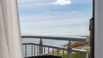 ダブルルーム バルコニー シービュー | デスク、ベビーベッド、可動式ベッド、WiFi (無料)