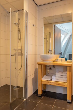 Quarto duplo standard | Banheiro | Chuveiro, produtos de toalete grátis, secador de cabelo 