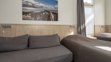 Eenvoudige studio, terras | Een bureau, babybedden, extra bedden, gratis wifi