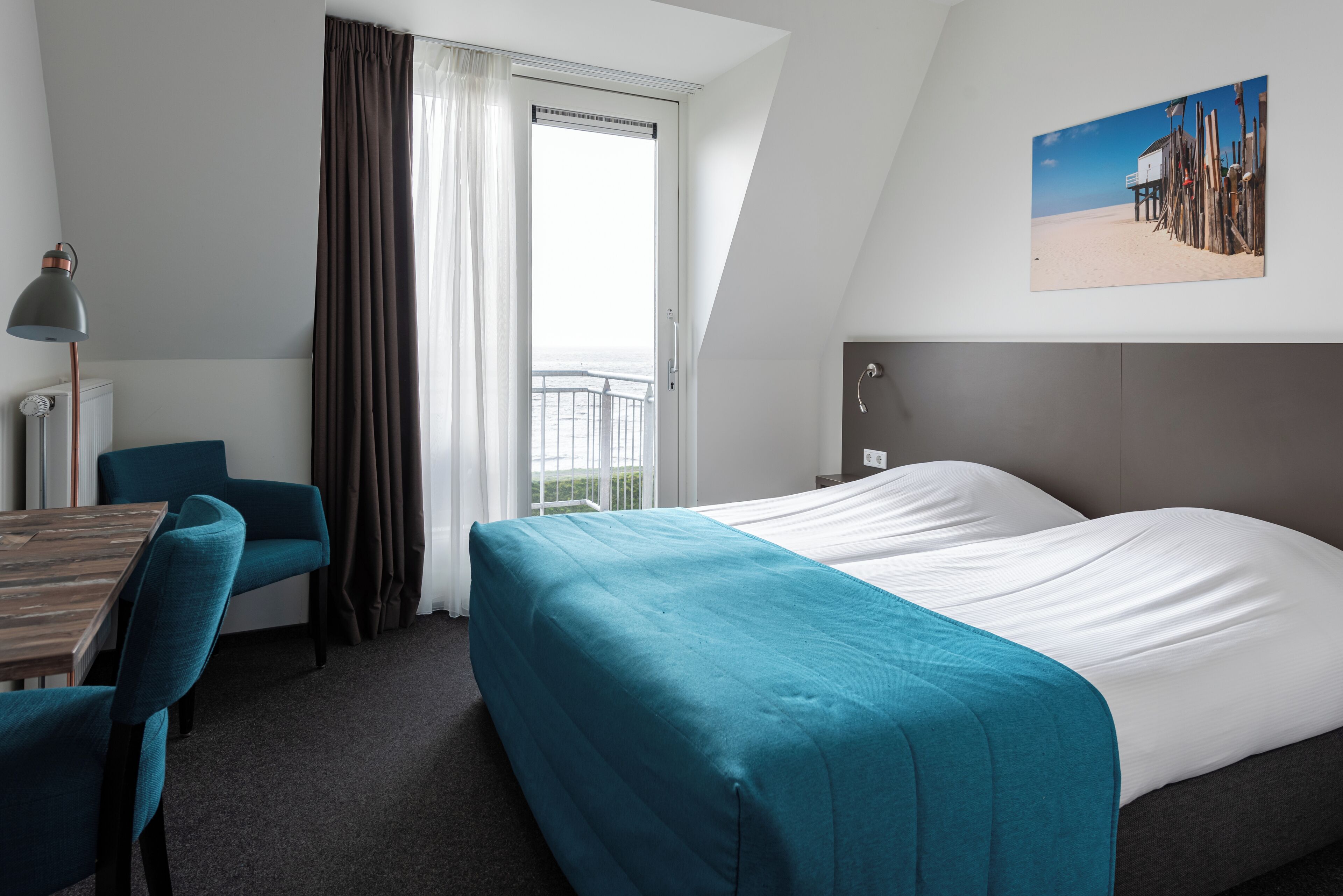 Tweepersoonskamer, balkon, uitzicht op zee | Een bureau, babybedden, extra bedden, gratis wifi