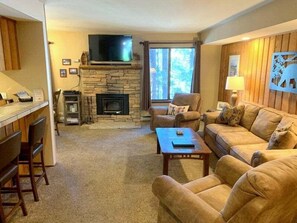 TV, caminetto, lettore DVD