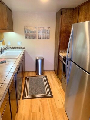 Frigorifero, microonde, lavastoviglie, macchina per tè/caffè