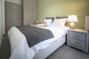 Appartamento, balcone | Una cassaforte in camera, ferro/asse da stiro, Wi-Fi gratuito