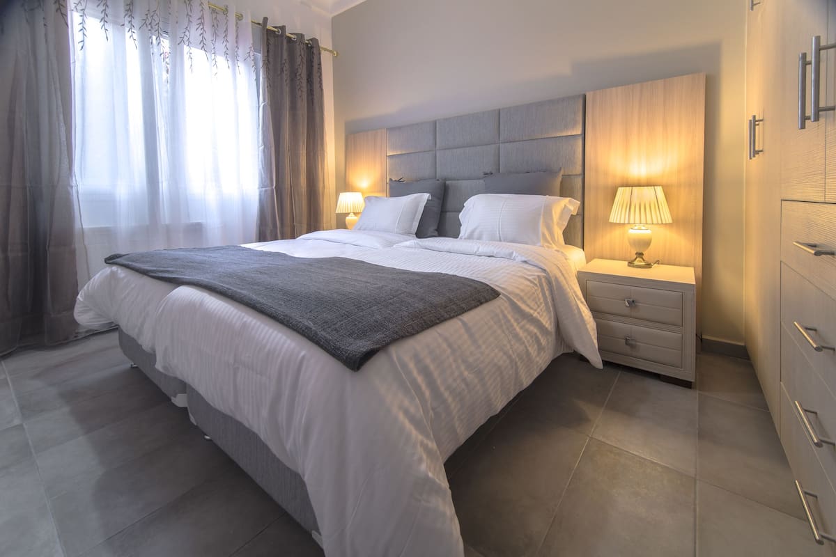 Apartamento, planta baja | Caja fuerte, tabla de planchar con plancha, wifi gratis