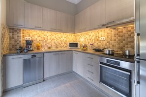 Apartamento, sacada | Cozinha privada | Geladeira grande, micro-ondas, fogão, cooktop