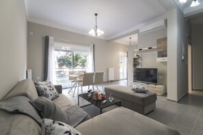 Apartamento, sacada | Área de estar | TV LCD 32 polegadas com canais via satélite, TV, DVD player