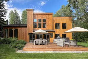Outdoor dining - Luxury Home With Lots of Light, Outdoor Space and a Short Walk to Ketchum (Sun Valley)