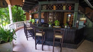 Una zona de bar con sillas de madera y una barra.