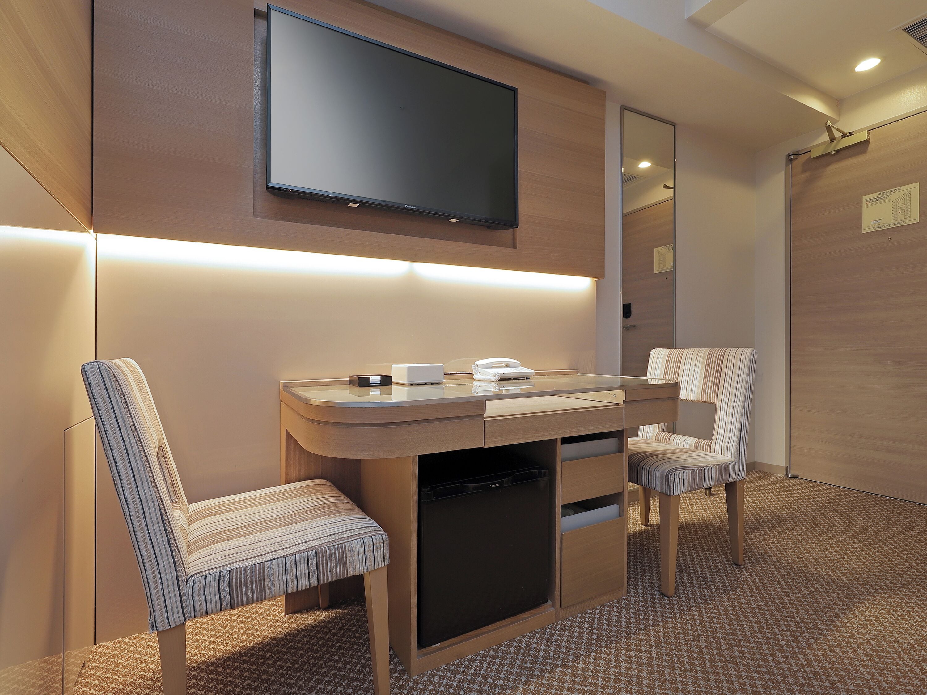 desk, free wifi, bed sheets