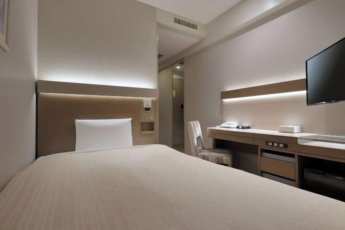 Een bureau, gratis wifi, beddengoed