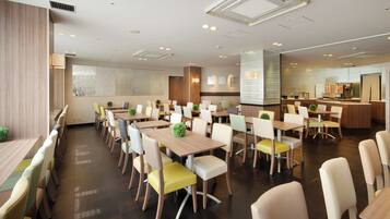 Daily buffet breakfast (JPY 1500 per person)