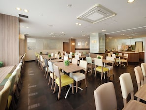Daily buffet breakfast (JPY 1500 per person)