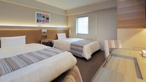 A hotel room with two beds, a desk, a chair, a window, and a painting on the wall. - Keio Presso Inn Otemachi (Tokyo)