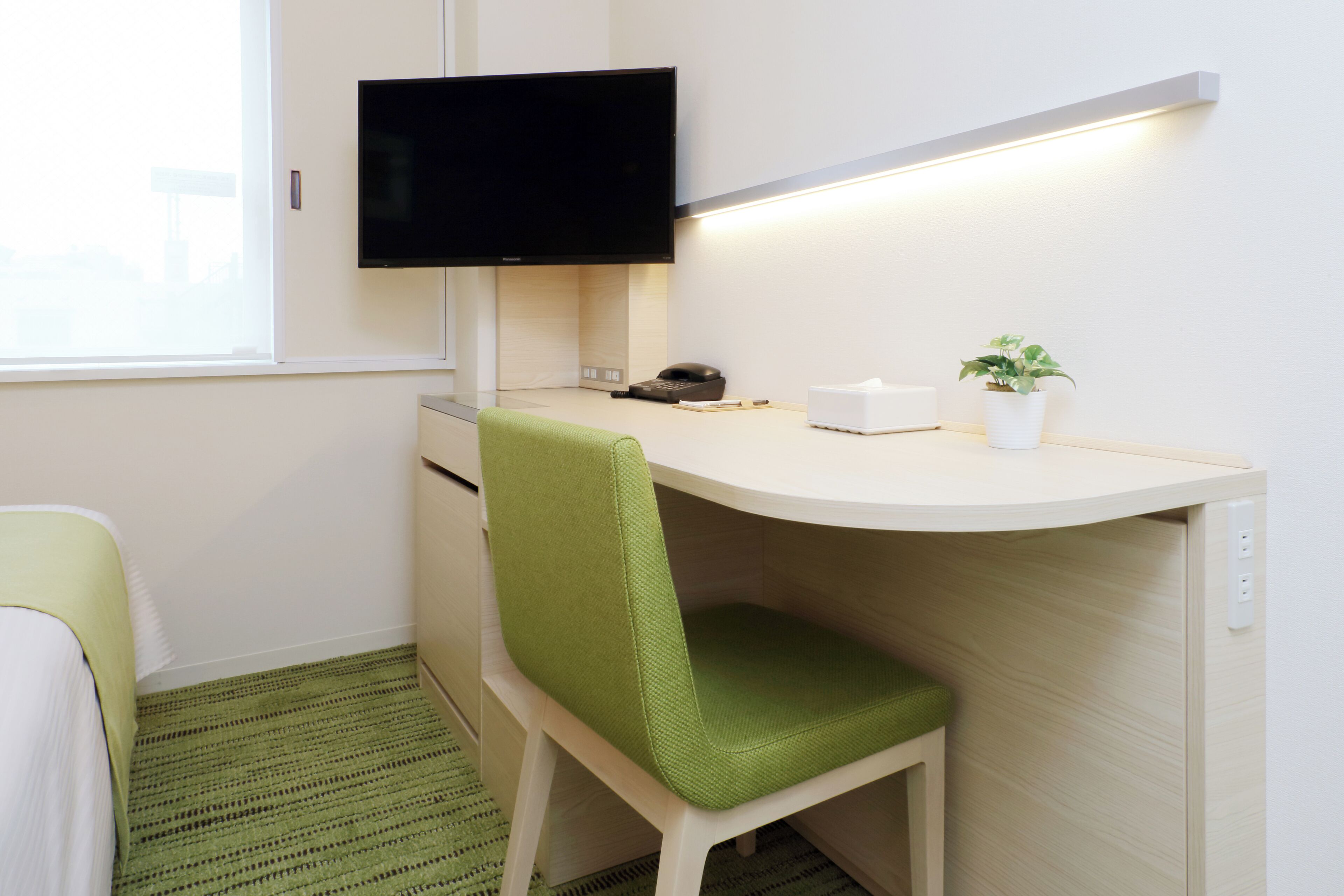 desk, laptop workspace, free wifi, bed sheets