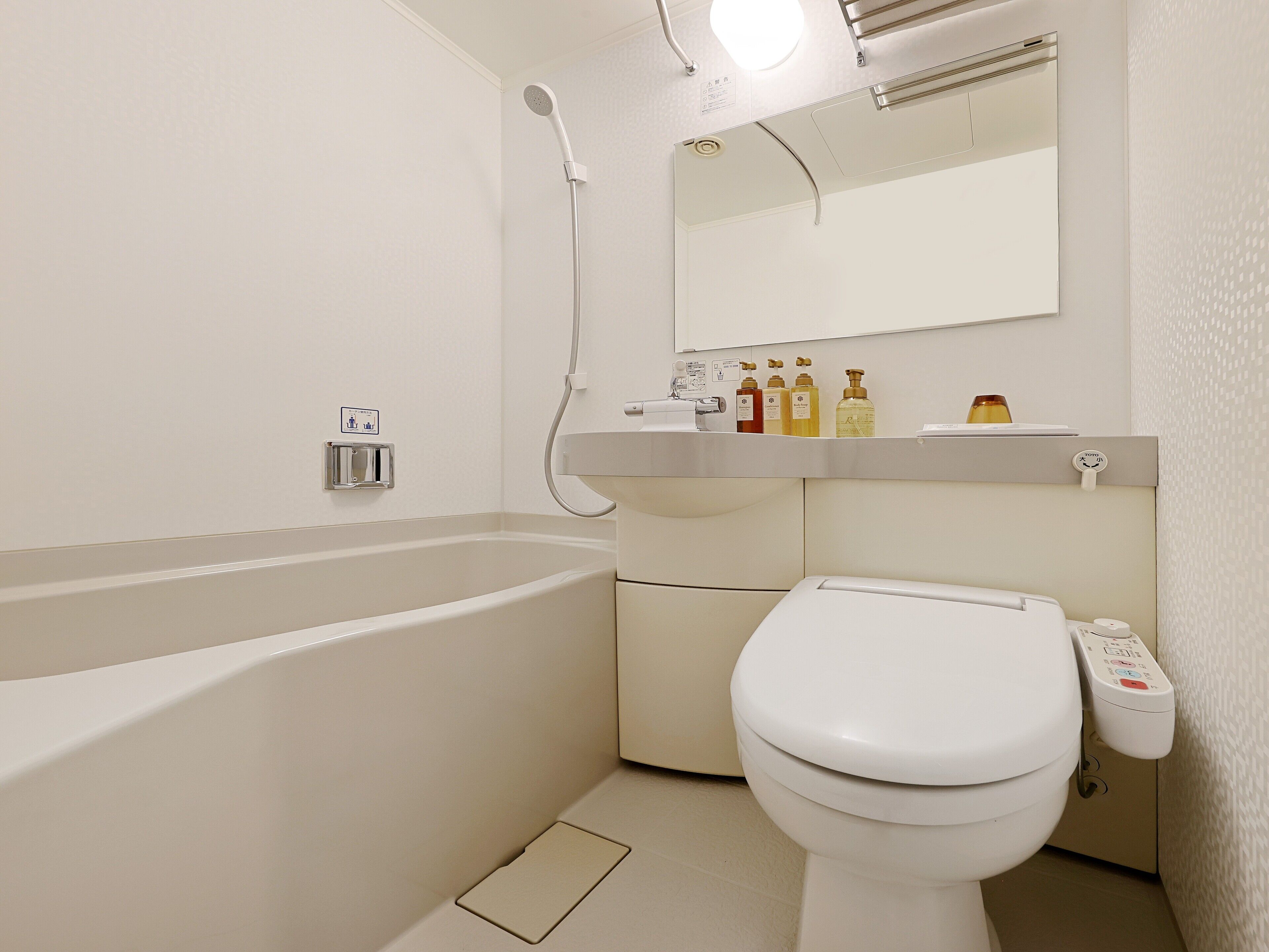 Duschwanne, kostenlose Toilettenartikel, Haartrockner, Hausschuhe