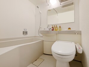 Combined shower/tub, free toiletries, hair dryer, slippers - Keio Presso Inn Gotanda (Tokyo)