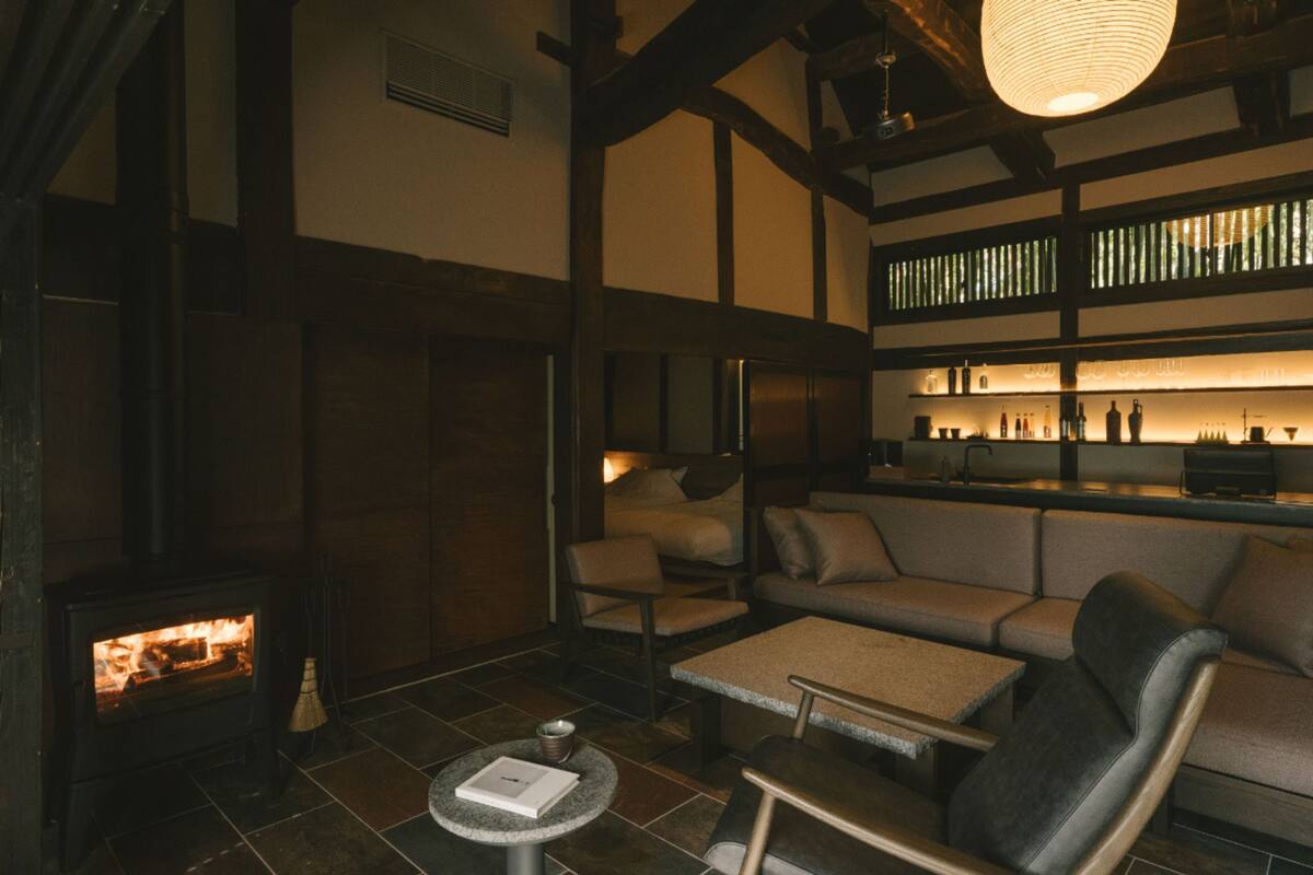 Ein gemütliches Interieur mit Kamin, Sitzgruppe und einer Flaschenregal.
