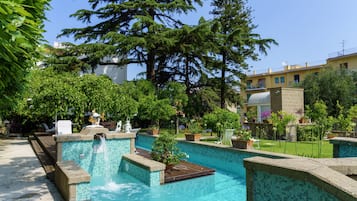 Piscina externa sazonal, guarda-sóis, espreguiçadeiras