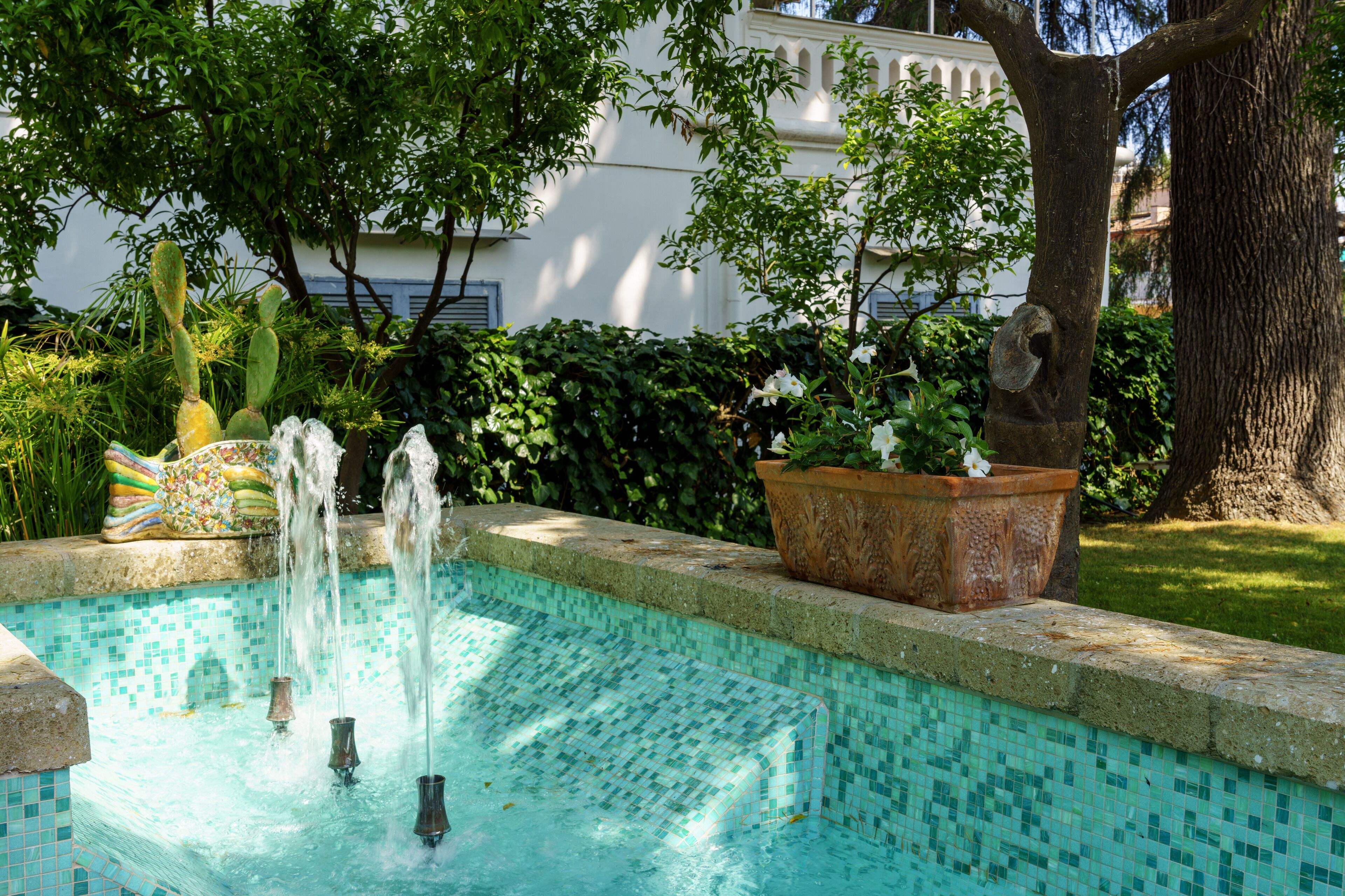 Seasonal outdoor pool, pool umbrellas, sun loungers