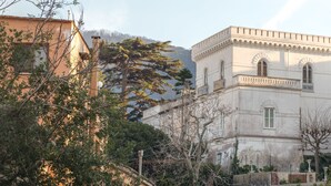 Un edificio histórico con un amplio ventanal arqueado y un balcón.