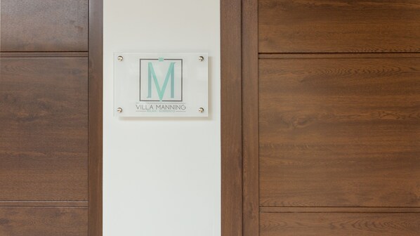 A sign with a large 'M' and the words 'VILLA MANNING' and 'RELAIS - SORRENTO'.