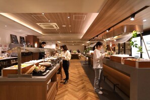 Petit déjeuner buffet servi tous les jours en supplément