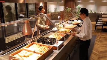 Daily buffet breakfast (JPY 2800 per person)