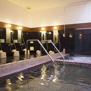 A spa area with a hot tub, seating, and a mirror. - Hotel Tango Okoku (Kyotango)