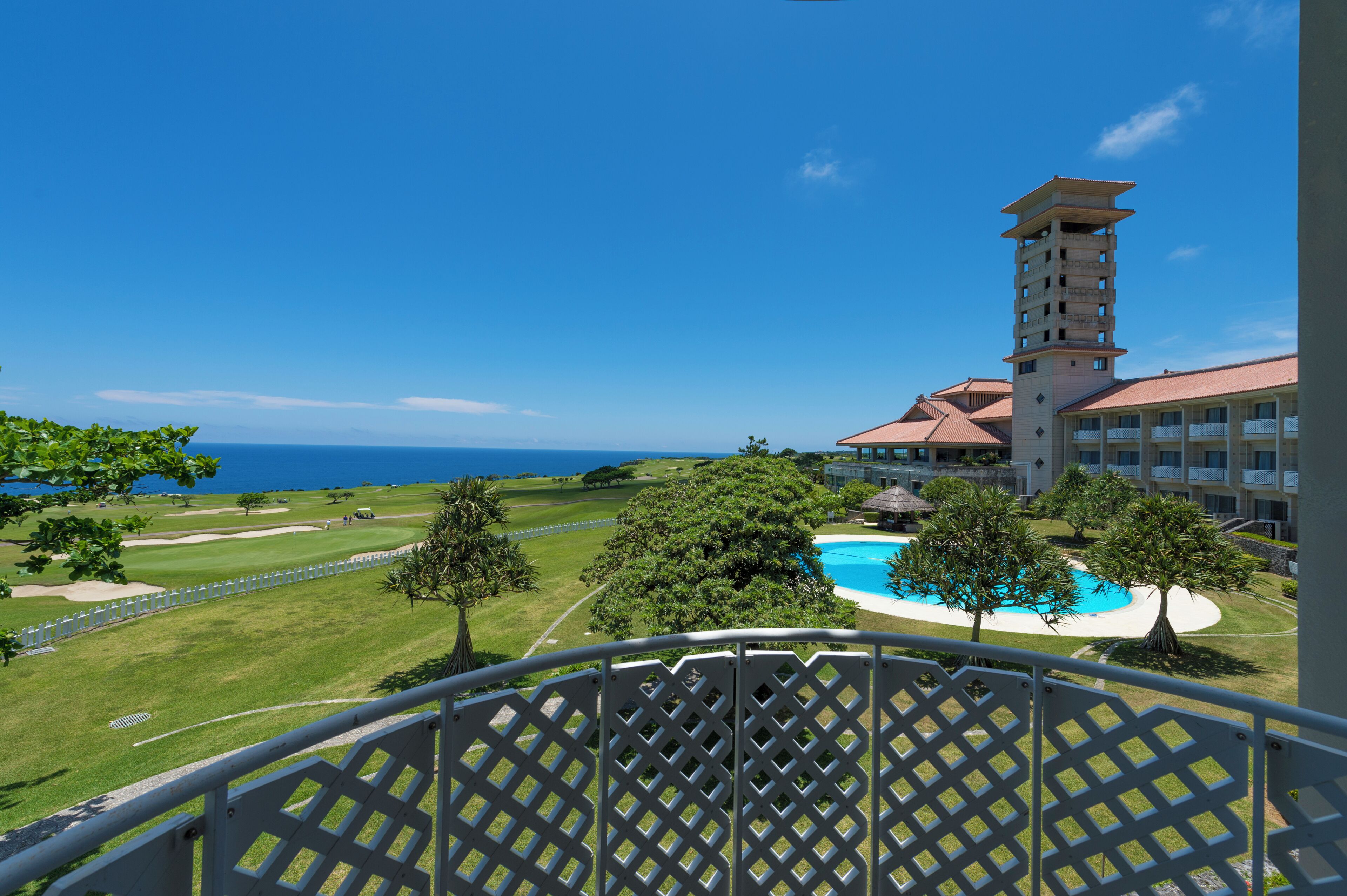 Un hôtel doté d’une piscine, d’un parcours de golf et offrant une vue sur l’océan.