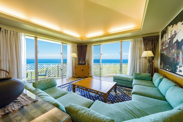 In-room safe, desk, free cots/infant beds, free WiFi - Southern links resort hotel (Yaese)