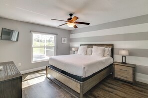 4 bedrooms, iron/ironing board, travel cot, Internet