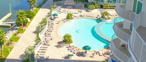 Una piscina techada, una piscina al aire libre