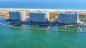 Ein Hotelkomplex an der Küste mit drei Hochhäusern, verbunden durch eine Marina mit Anlegestellen.
