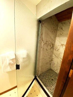 Shower, towels - 110 Standard by RedAwning (Mammoth Lakes)
