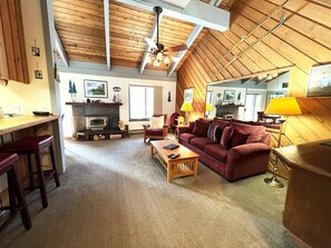 Televisión, chimenea, reproductor de DVD y oficina 