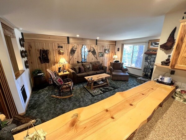 Televisión, chimenea y reproductor de DVD 