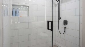 Dusche, Haartrockner, Shampoo